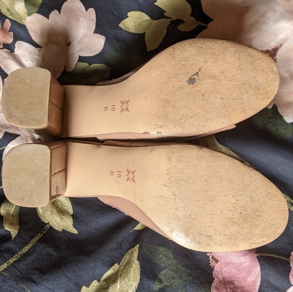 BCBG tan sandals. Sz 10. - Picture 4 of 6